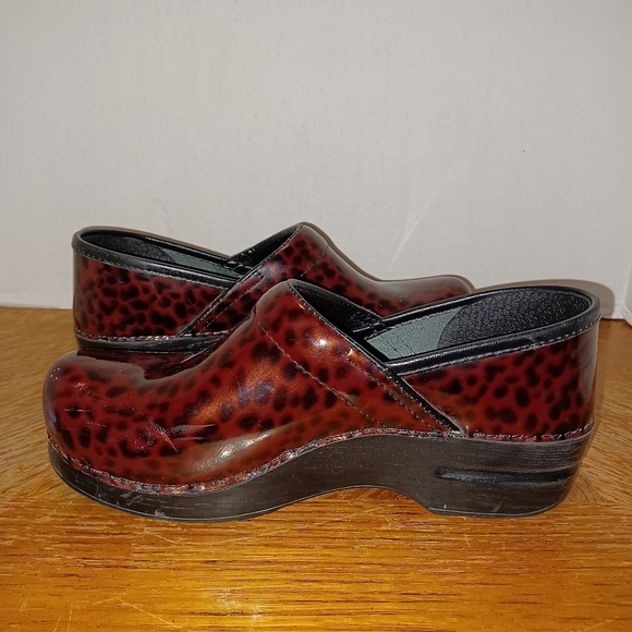 Dansko Black And Pink Leopard/cheetah Print Clogs Size 39. Gently used in good c - Picture 4 of 9